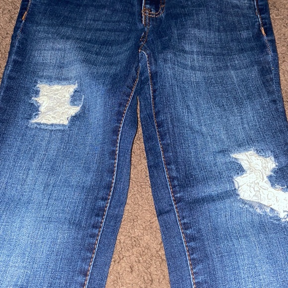 Cat & Jack size 10- very gently like new condition- blue jeans with cute design - Picture 2 of 3
